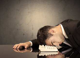 Obraz premium Frustrated businessman's head on keyboard