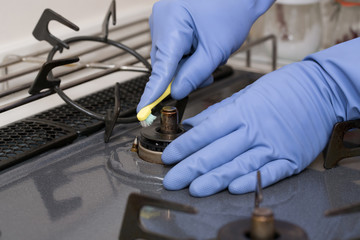 ガスコンロの清掃作業