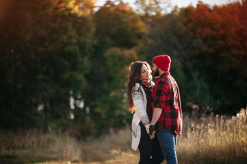 Obraz premium lovers hugging in nature