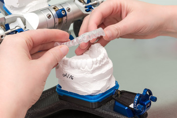 Dentallabor: Beissschiene wird im Artikulator bearbeitet und angepasst