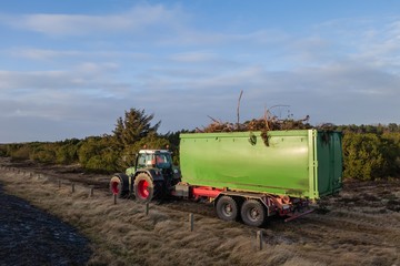 Traktor bei Waldarbeiten Dünenwald Dünenlandschaft