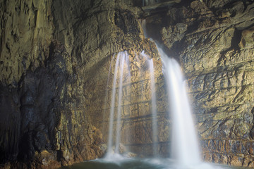 Obraz premium Grotte di Stiffe: cascata interna