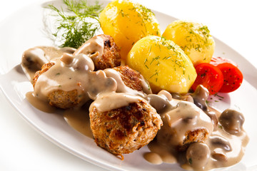 Roasted meatballs, mashed potatoes and vegetables 