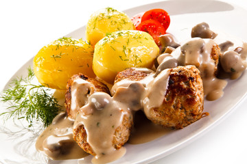 Roasted meatballs, mashed potatoes and vegetables 