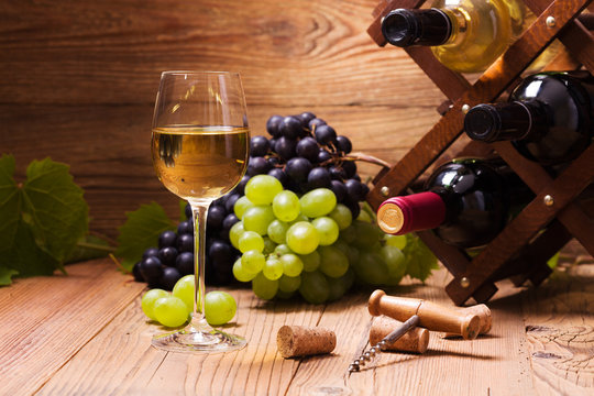 Glass of white wine, served with grapes