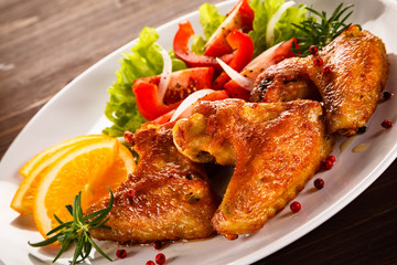 Grilled chicken wings and vegetables