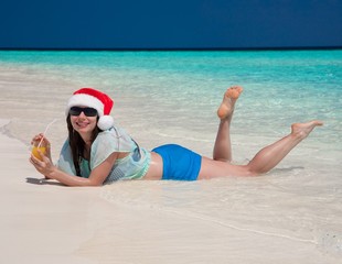 Fototapeta na wymiar Maldives, woman Christmas hat!
