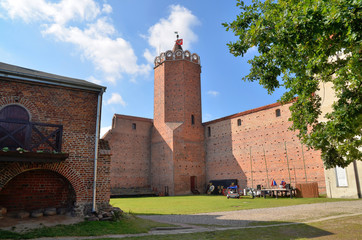 Dziedziniec zamku w Łęczycy, Polska © Dejan Gospodarek