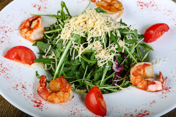 Salad with prawn and rucola