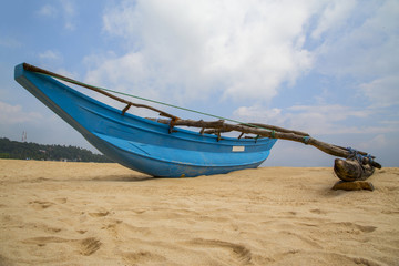 рыбацкая лодка на пляже в Шри  Ланке.