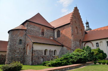 Fototapeta na wymiar Kościół Świętej Trójcy i Najświętszej Marii Panny, Strzelno, Polska
