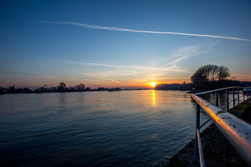 Fototapeta na wymiar Der wundervolle Rhein im Sonnenaufgang am frühen Morgen