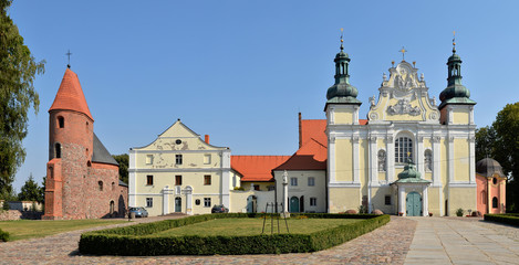 Fototapeta na wymiar Kościół Świętej Trójcy i Najświętszej Marii Panny oraz Rotunda św. Prokopa, Strzelno, Polska