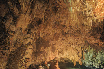 Stalattiti e stalagmiti all'interno delle grotte di Stiffe