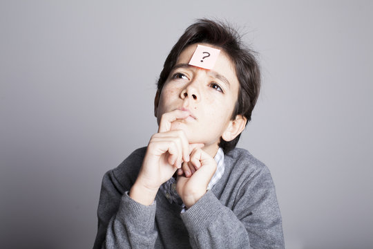Ni&ntilde;o con interrogantes