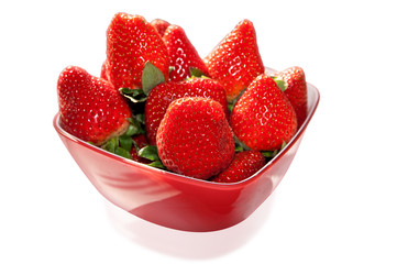 frische Erdbeeren in der Schale, freigestellt