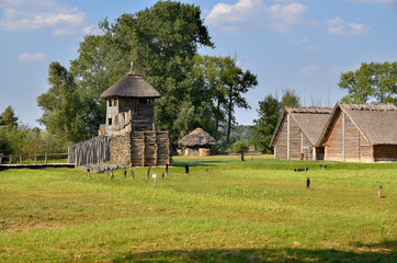 Rekonstrukcja osady łużyckiej w Muzeum Archologicznym w Biskupinie, Polska © Dejan Gospodarek
