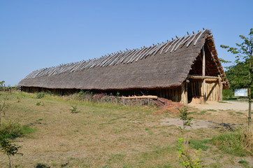 Fototapeta na wymiar Rekonstrukcja osady neolitycznej w Muzeum Archologicznym w Biskupinie, Polska