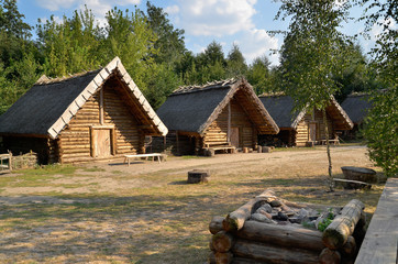 Rekonstrukcja osady wczesnopiastowskiej w Muzeum Archologicznym w Biskupinie, Polska © Dejan Gospodarek