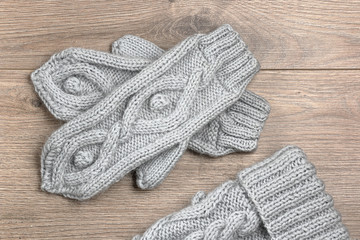 Fototapeta na wymiar Knitted cap and mittens