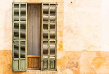 Altes Haus Mediterran mit Fassade Antik und Fensterläden Verwittert