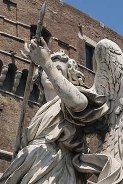 Angel de la Lanza en el puente