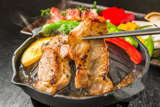 黒豚で焼きとん Iron pan pork roasted meat