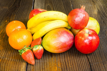 mango,granaty,banany,jabłka,truskawki i cytrusy - obrazy, fototapety, plakaty