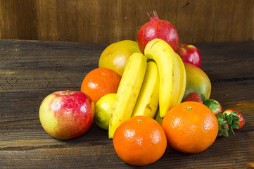 mango,granaty,banany,jabłka,truskawki i cytrusy - obrazy, fototapety, plakaty