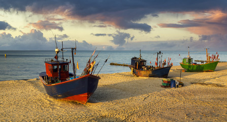 Łodzie rybackie na morskiej plaży © Mike Mareen