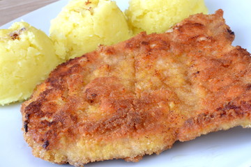 kotlet schabowy z ziemniakami