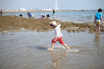 はしゃぐ子供