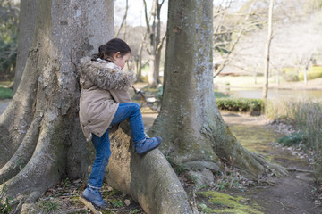 Fototapeta na wymiar 木と遊ぶ子供