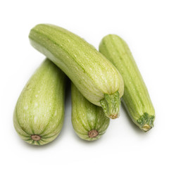 Zucchine crude su fondo bianco
