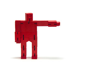 Красный робот поднял левую руку на белом фоне 