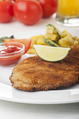 Closeup einer Limone auf einem Schnitzel