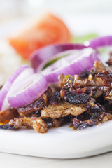 griechische Gyros auf einem weißen Teller