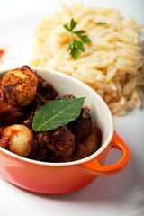 griechische Stifado mit Nudeln