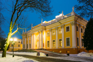 Fototapeta premium Rumyantsev-Paskevich Palace in snowy city park in Gomel, Belarus