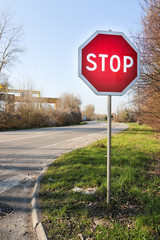 Stoppschild an einer Straße 