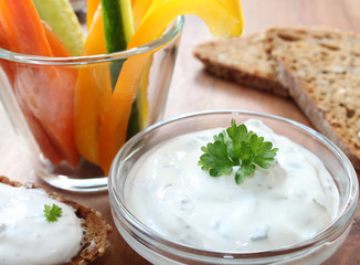 Rohkost mit Dip - Gemüsesticks mit frischem Kräuterquark und Brot