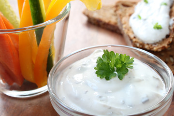 Rohkost mit Dip - Gemüsesticks mit fischem Kräuterquark
