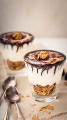Marzipan Schokoladen Dessert mit Keksen