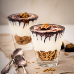 Marzipan Schokoladen Dessert mit Keksen