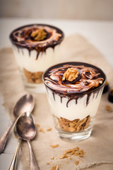 Marzipan Schokoladen Dessert mit Keksen