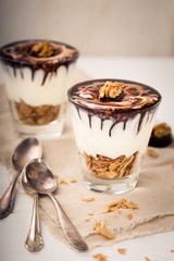 Marzipan Schokoladen Dessert mit Keksen