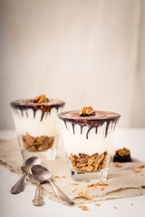 Marzipan Schokoladen Dessert mit Keksen