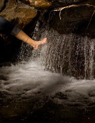 Obraz premium foot in a waterfall