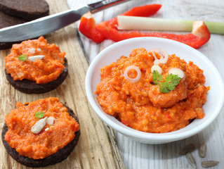 vegetarischer Brotaufstrich mit Paprika und Frühlingszwiebeln und Pumpernickel