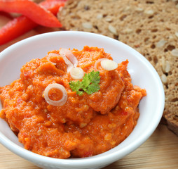 Vegetarischer Brotaufstrich mit Paprika und Brot mit Körnern